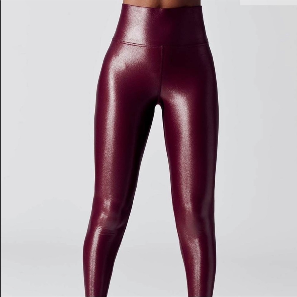 CARBON38
HIGH RISE 7/8 LEGGING IN TAKARA SHINE Color -Wine